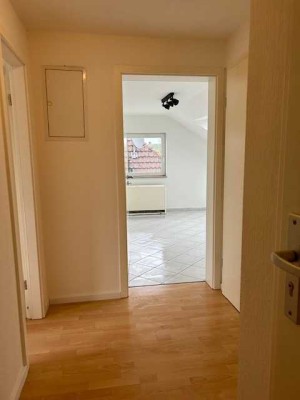 Schöne helle geräumige und gut geschnittene 2-Zi. DG Wohnung in Gemmrigheim