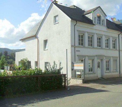 Voll vermietetes Renditeobjekt mit 4 Wohneinheiten, Panoramablick, Garage, Stellplätze