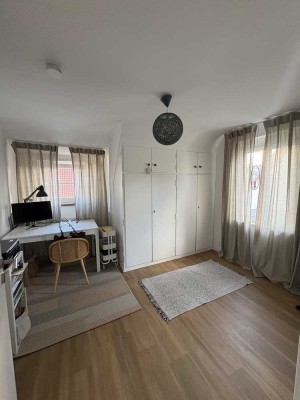 Exklusive 3,5-Raum-DG-Wohnung mit gehobener Innenausstattung mit Balkon und Einbauküche in Fellbach