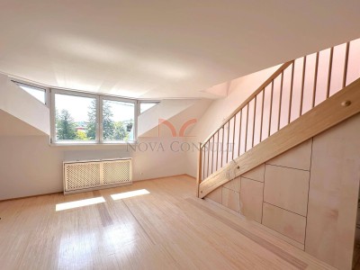 Moderne Dachgeschossmaisonette mit Ausblick