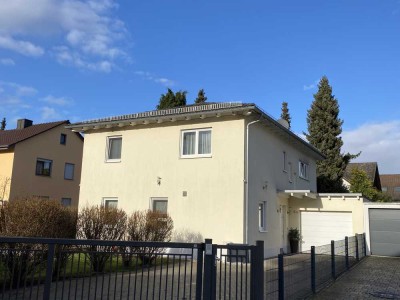 Modernes, ökologisch gebautes Einfamilienhaus mit großzügigem Garten und energieeffizienter Ausst...