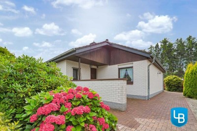 Wohnen bis ins Alter - Walmdachbungalow mit traumhaftem Garten