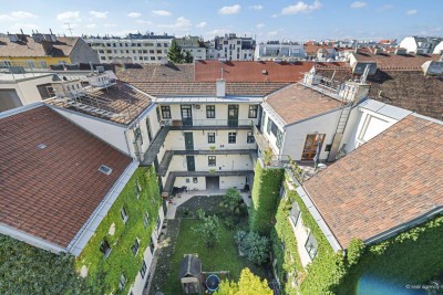 Weitblick, Ruhe &amp; zentrale Lage – Sonnige Altbauwohnung mit Balkon