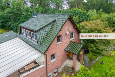 IMMOBERLIN.DE - Überzeugend gebautes Haus mit Einliegerwohnung, Garage & 4,1 Hektar Waldfläche