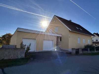 Zweifamilienhaus mit Garagen in guter Lage von Roding
