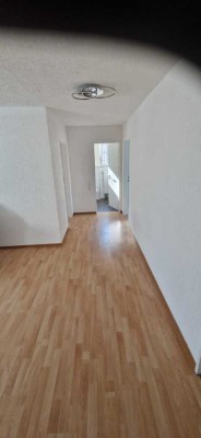 Eine schöne helle modernisierte 4 Zimmer, Küche und Bad Wohnung erwartet Sie in Waldrandlage