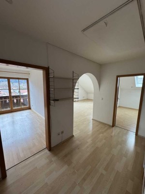 Helle 2,5-Zimmer Dachgeschosswohnung mit Balkon in Oberau