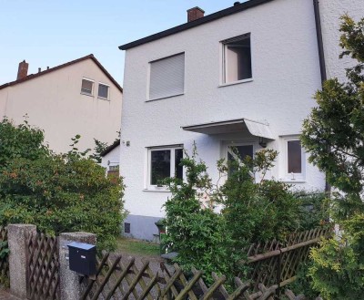 Preiswertes, modernisiertes 4,5-Raum-Reihenendhaus mit EBK in Erlangen Alterlangen
