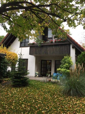 Gepflegte 3-Raum-Dachgeschosswohnung mit Balkon und Einbauküche in Mühlheim