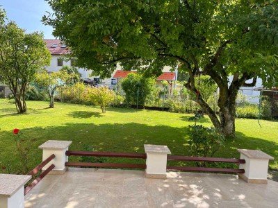 4-Zimmer Erdgeschosswohnung in Zweifamilienhaus mit großem Garten und Garage