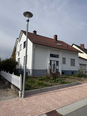 Zweifamilienhaus mit großem Wintergarten und Solarthermie in ruhiger Waldrandlage