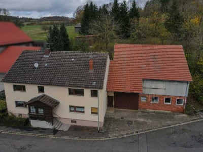 Einfamilienhaus mit großem Grundstück, idyllischen Grünflächen, Scheunen und Garagen in Freiensteina