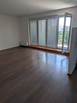Großzügige Dachgeschoß-Maisonette mit Fernblick, 2 Loggias, Balkon und Sauna - Nähe U-Bahn U4.
