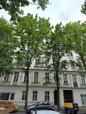 Bezugsfreie möblierte Altbauwohnung mit Lift in Prenzlauer Berg *PROVISIONSFREI*