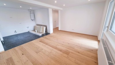 Provisionsfrei für den Käufer! Kernsanierte, helle Dreizimmerwohnung mit großer Loggia und großem Keller!