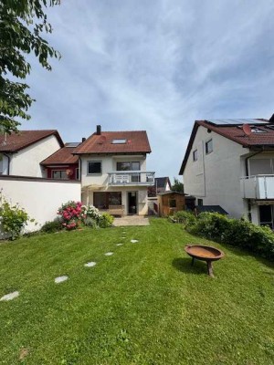 Top gepflegte Doppelhaushälfte mit EBK, Terrasse, gr. Garten sowie Garage in 71126 Öschelbronn