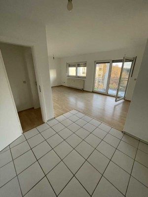 Freundliche 2-Zimmer-Wohnung mit Balkon und Einbauküche in Niederselters
