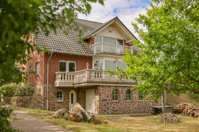 Warum Wohnen und Urlaub trennen? Massives Einfamilienhaus mit Seeblick, Bootssteg und Erdwärmepumpe