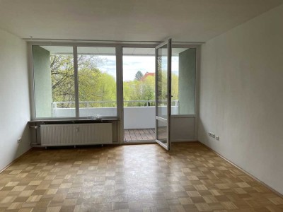 Sanierte Wohnung mit vier Zimmern sowie Balkon und EBK in Bayreuth