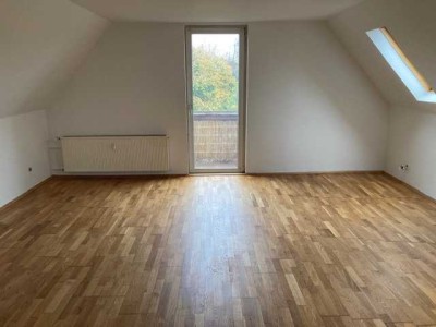 Großzügige ruhige 2 Zimmer Dachgeschoss Wohnung mit Balkon und EBK in Hilden Süd