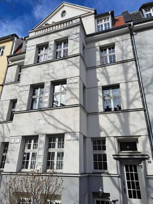 Befristete Vermietung: Sanierte Altbauwohnung mit fünf Zimmern sowie Balkon und Einbauküche in Koeln