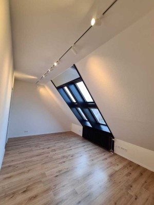 Helle Dachstudiowohnung für Singles