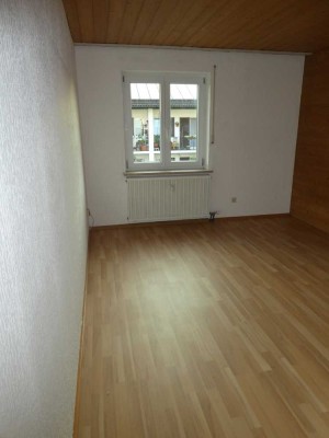 Nachmieterin gesucht für 1,5-Zimmer Wohnung im 1. OG in Rosenheim - Westerndorf St. Peter