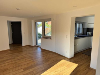 Neu renovierte 2 Zimmer EG-Wohnung mit 61 qm & Terrasse