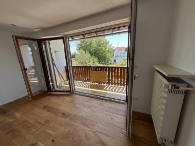 Modernisierte Wohnung mit drei Zimmern sowie Balkon und Einbauküche in Bruckberg