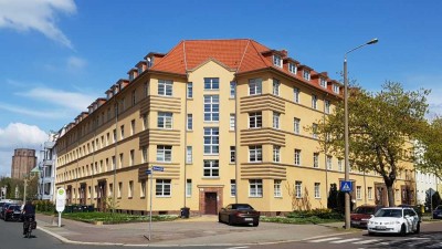 2-Zimmer Altbauwohnung mit Tageslichtbad, Bad und Küche mit Fenster