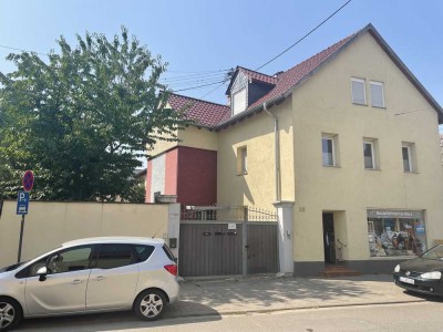 Geräumiges Mehrfamilienhaus inkl. einer Gewerbeeinheit mit Stellplätze in Ruchheim