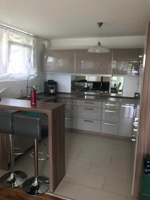 Attraktive 3-Zi Wohnung im Hochparterre mit überdachter Terrasse und kleinem Garten in Weingarten