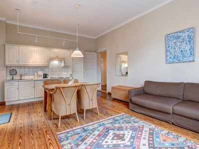 Möblierte 2 Zimmer Erdgeschosswohnung mit Wintergarten