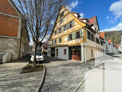 Denkmalgeschützter Wohntraum: Stilvolle 2-Zimmer-Wohnung mit großer Terrasse im Herzen von Bad Urach