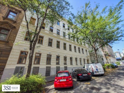 Sanierungsbedürftige Altbauwohnung mit bewilligtem Balkon in gepflegter Jahrhundertwende Liegenschaft beim Meiselmarkt