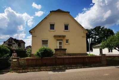 Charmantes Einfamilienhaus aus den 30er Jahren, möchte wieder in frischem Glanz erstahlen