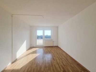 Schicke Einbauküche und eine frisch renovierte 4-Zimmer-Wohnung mit Balkon und Wannenbad!