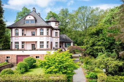 Enkenbach-Alsenborn:
Stilvolles, villenartiges Wohnhaus mit 4.837m² großem, parkähnlichem Grundst.