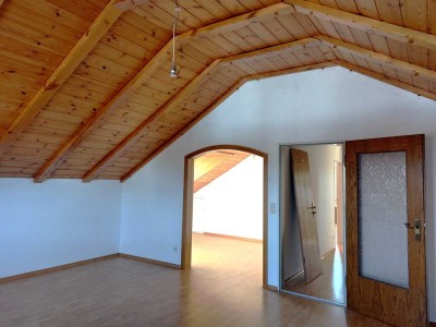 Schöne, helle Dachgeschoss-Wohnung mit Stellplatz in Altshausen