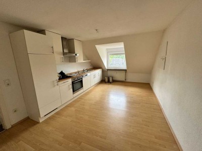 Charmante 1 Zimmer-Dachgeschosswohnung mit einer großen Wohnküche. Einnbauküche inkl.