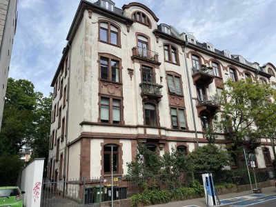 Stilvolle Dreieinhalb-Zimmer-Wohnung mit Galerie und Skyline-Blick in Toplage Frankfurt-Ostend