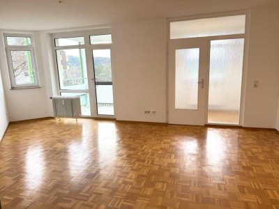 * PARKETT Wohnung in UNI-LAGE * Balkon * FRISCH RENOVIERT * 4. OG mit Aufzug * AB SOFORT