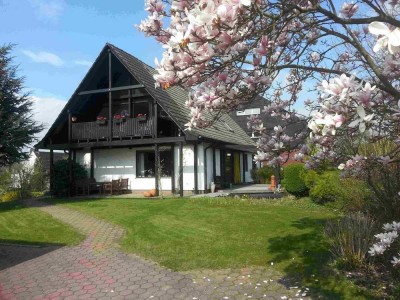 Helle 4-Zimmer DG-Wohnung mit Balkon im EFH