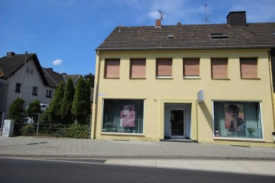 Wohn-, Geschäftshaus mit Bauland im Herzen von Wickrath