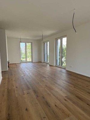 Neubau: Helle 3-Zimmer-Wohnung mit Balkon und Küche