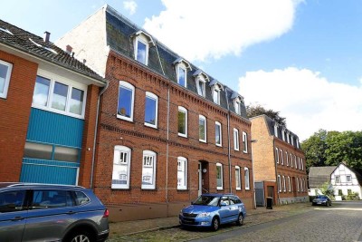 RENDSBURG-EIDERNÄHE: 
Renovierungsbedürftige und bezugsfreie 3-Zimmer-Altbauwohnung mit Balkon