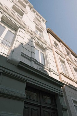 Helle 2-Zimmer-Wohnung in kernsaniertem Denkmalobjekt zum Selbstausbau