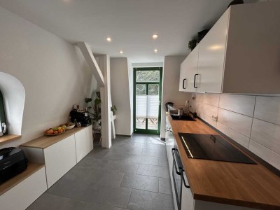 Neuwertige 5-Raum-Wohnung mit 2 Balkonen und Einbauküche