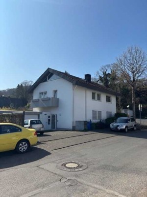 Freistehendes Zwei-Parteienhaus, teilvermietet