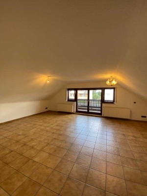 Freundliche und gepflegte 2,5-Zimmer-Dachgeschosswohnung mit Balkon in Troisdorf